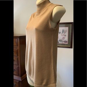 $⬇️ Sleeveless, mock turtleneck, knit top